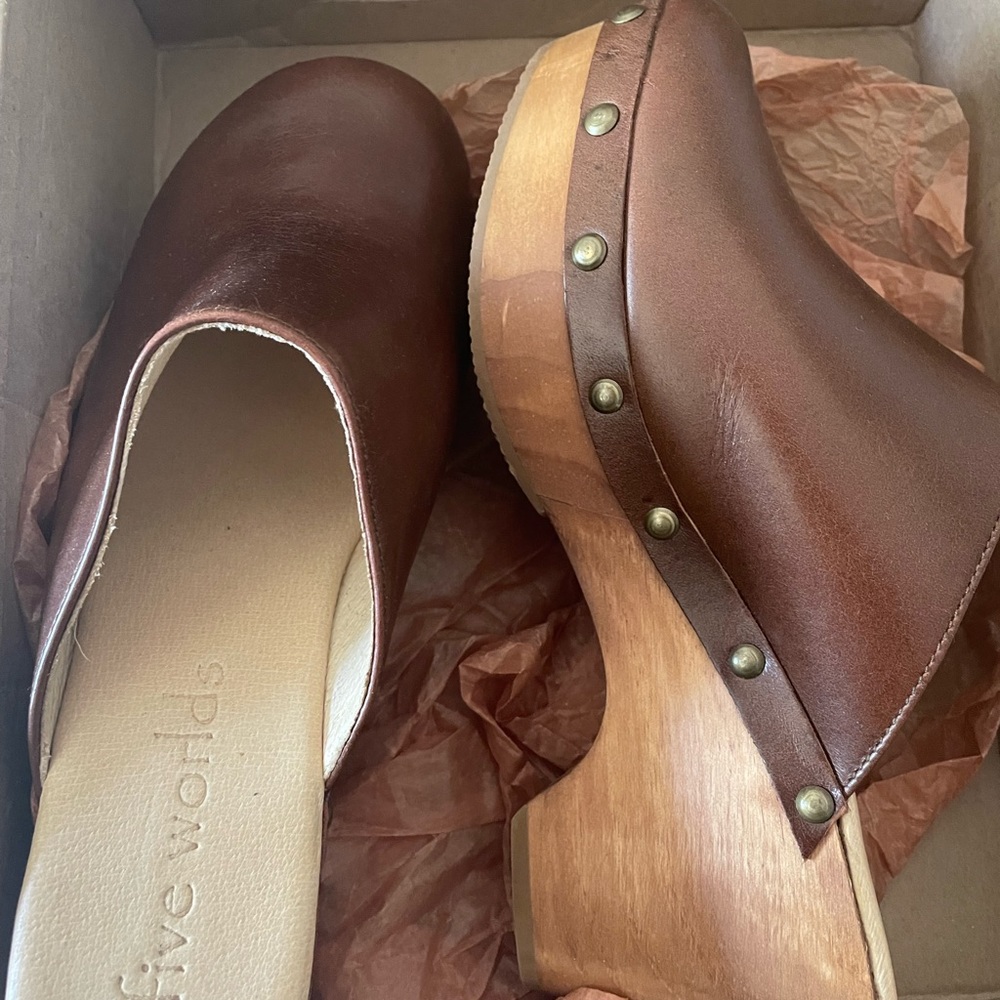 Five Worlds Zorba Clogs - New, Size 9